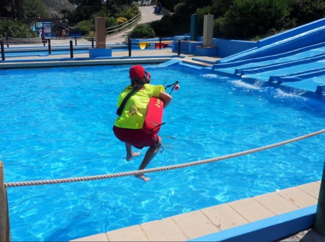 Socorrista saltando al agua.JPG